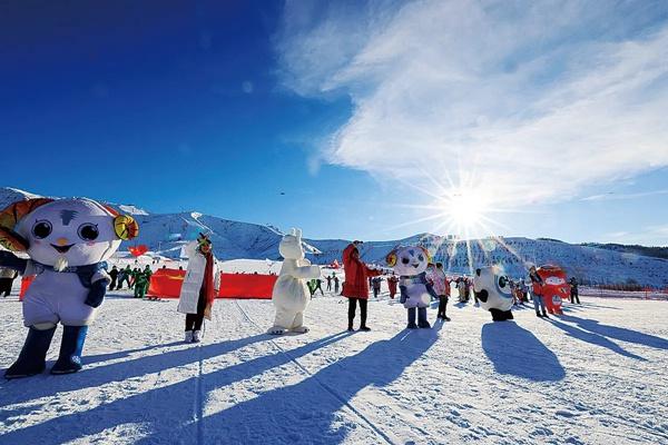 阿勒泰乘坐直升机观光滑雪攻略